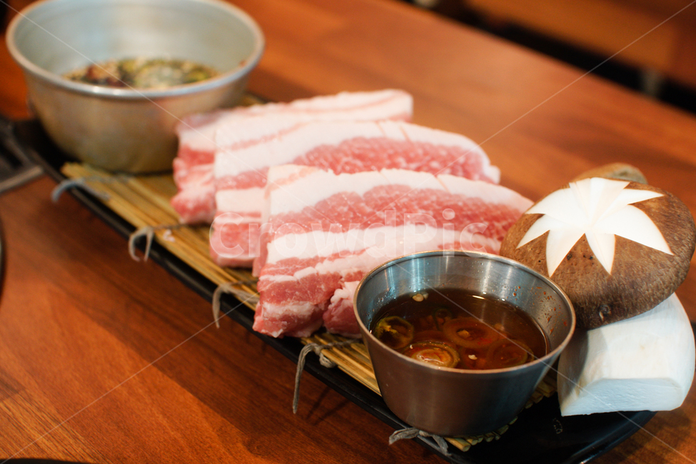 삼겹살,음식,버섯,먹방,고기,육즙,음식,식재료,요리,food,cook,meal,dishes,food reserves,육류,고기,meat
