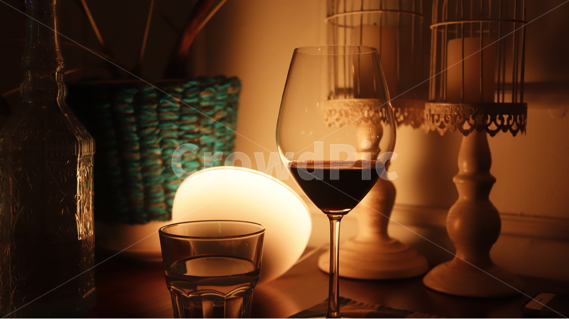 와인잔,분위기,조명,따뜻한,무드등,기념일,축하,anniversary,congratulation,celebrate,celebration,술,주류,alcohol