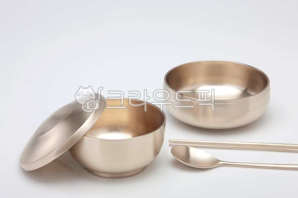 놋그릇,그릇,국그릇,식기,방자유기,놋그릇세트,한국전통,그릇세트,놋쇠그릇,클로즈업,누끼촬영,전통그릇,유기그릇,스튜디오촬영,유기세트,숟가락,젓가락,한국,실내,정물,soupbowl,tableware,fartingmachine,koreantraditionalbowl,traditionalbowl,bowlset,brassbowl,closeup,bowl,사발