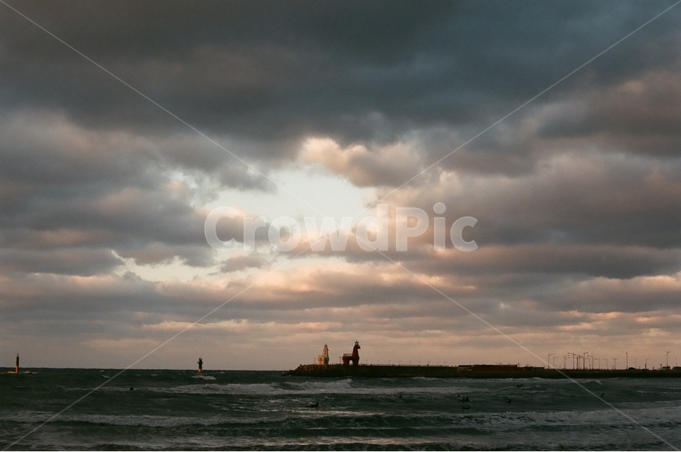 겨울,제주도,겨울바다,일몰,구름,필름사진,감성,자연,풍경,nature,landscape,한국자연풍경,한국자연경관,korea nature landscape,등대,lighthouse,제주도,jeju,jeju island,감성,sensible,feeling,architecture,건축물,building,건물,tower,탑