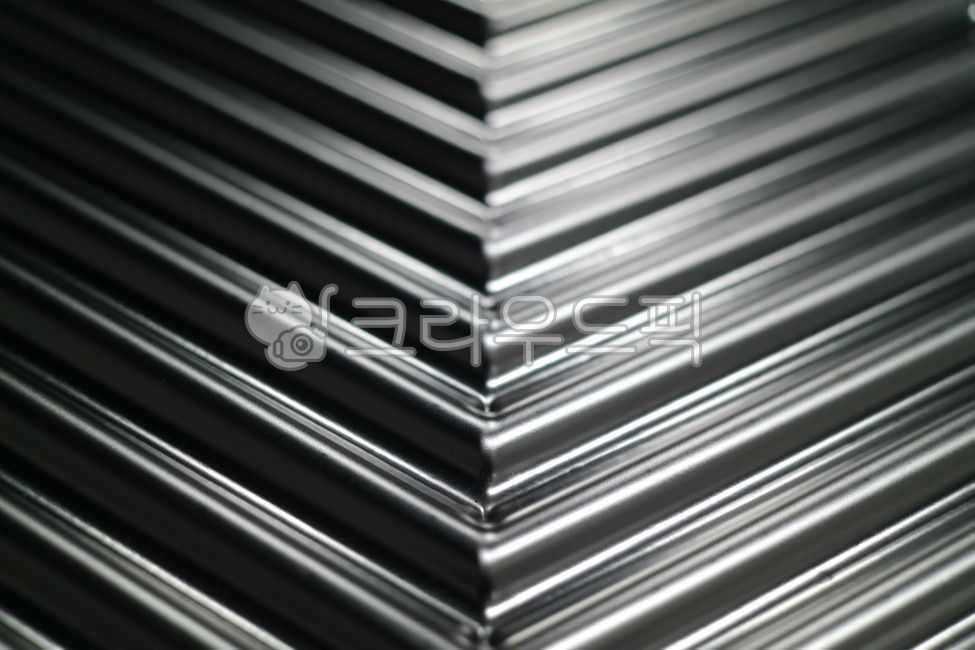 헤링본,스테인레스,무늬,질감,배경,대각선,사선,크롬,재질,광택,클로즈업,금속,은색,빛나는,알루미늄,플레이트,철판,스틸,산업,공업,철,패턴,부품,장비