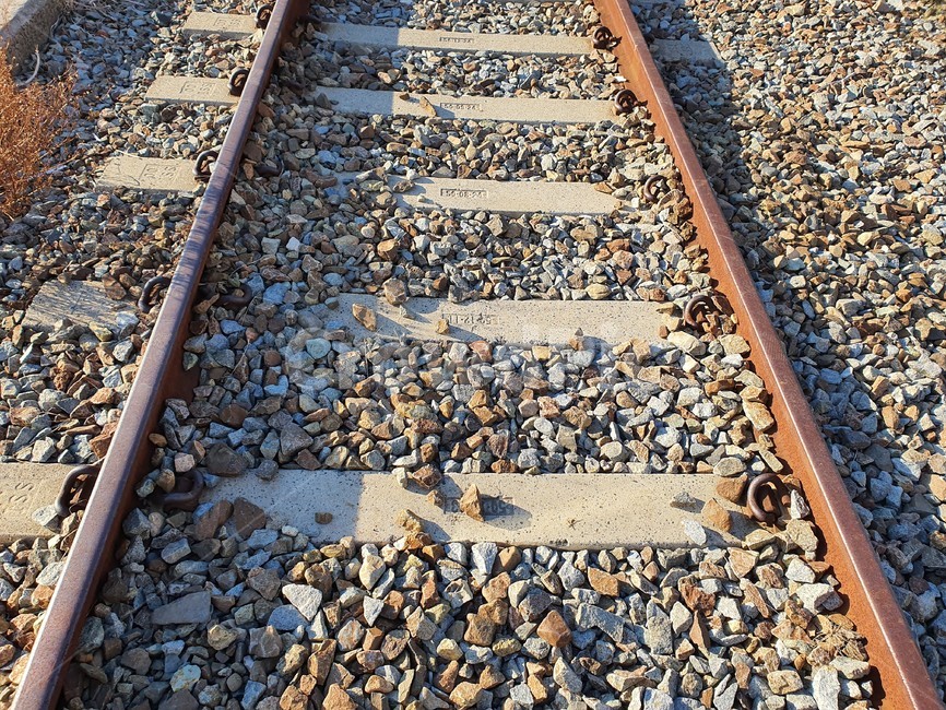 철길,기차길,선로,폐철로,교통수단,레일,rail,railway,철도,교통,자갈,gravel,dirtroad,흙길,road,교통,교통수단,traffic,transportation