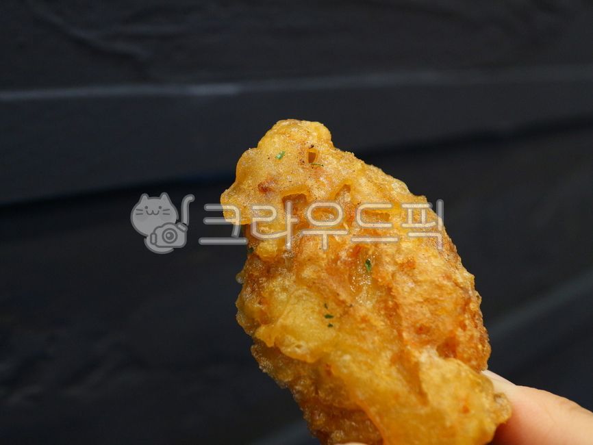 치킨,윙,치킨윙,튀김,튀긴음식,검은배경,노란음식,appetizer,background,chicken,cooked,crispy,crunchy,cuisine,delicious,dinner,dish,eat,fast,food,fresh,fried,golden,gourmet,lunch,meal,meat,snack,tasty