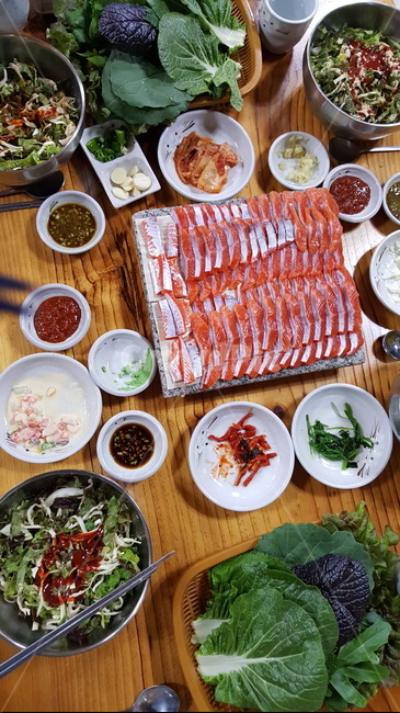 송어회,회,송어,식사,만찬,쌈,상추,야채,반찬,점심,저녁,점심식사,저녁식사,음식,식재료,요리,food,cook,meal,dishes,food reserves,수산물,해산물,fishery products,seafood