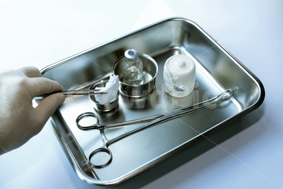 소독,소독솜,핀셋,감염,2차감염,과산화수소수,의료도구,병원,Disinfection,드레싱,상처,의료진,의사,간호사,의원,알콜,포비돈,사람,인물,인간,human,person,신체일부,몸,body,의료,의학,병원,medical,hospital,clinic