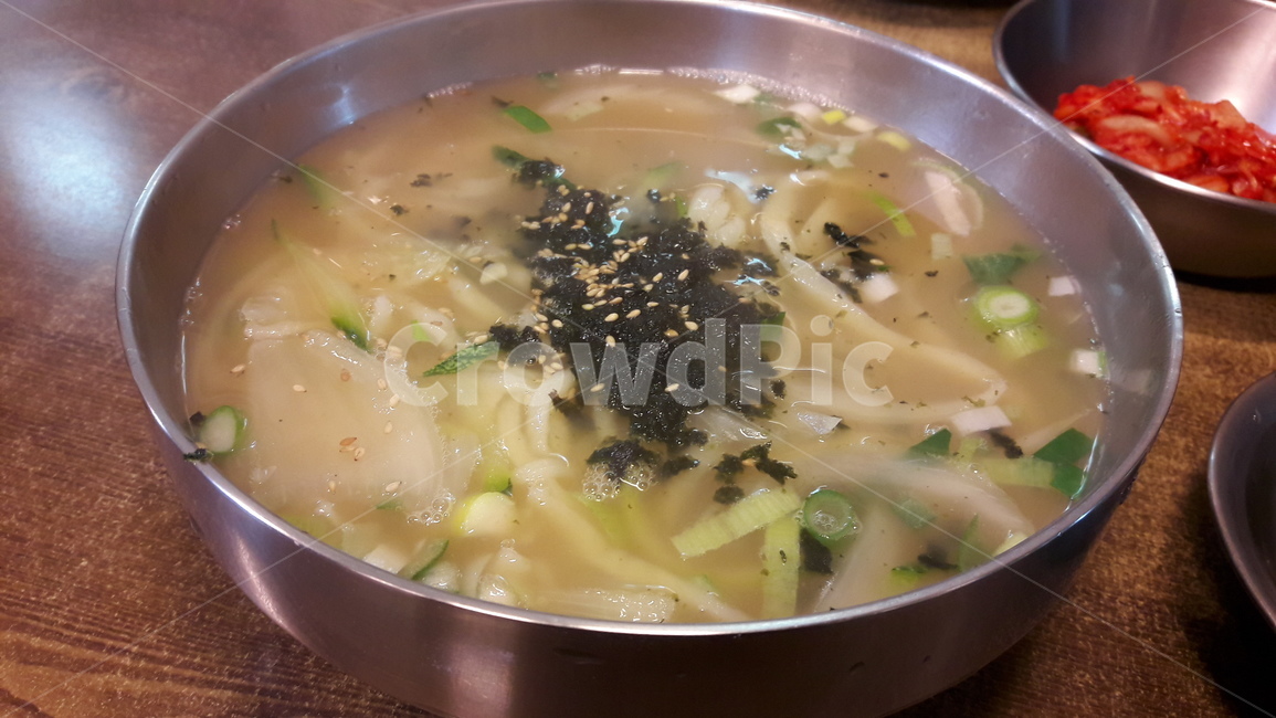 칼국수,식사,칼칼함,든든함,멸치칼국수