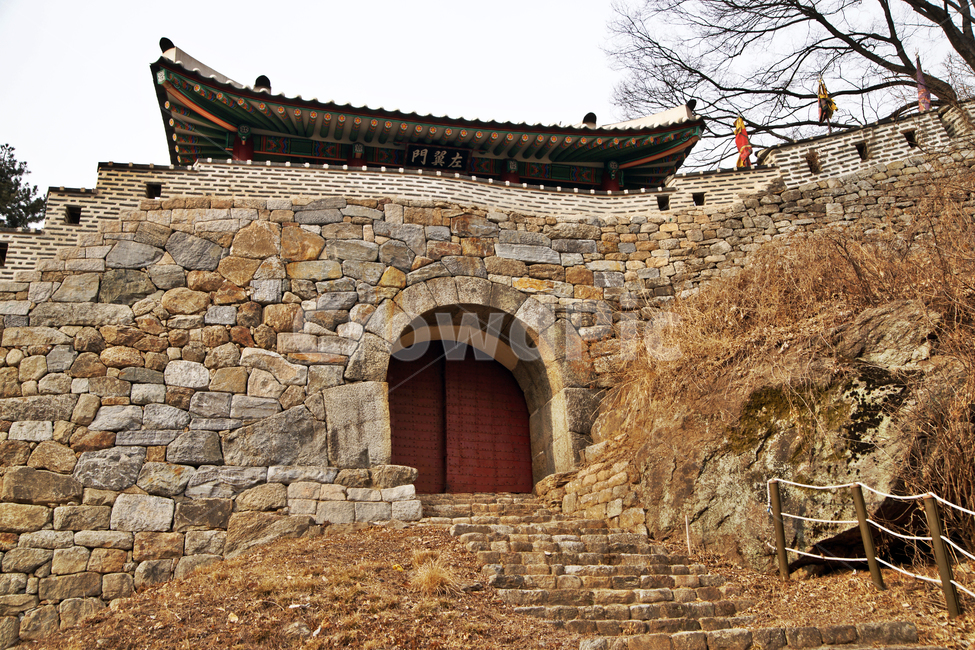 남한산성,동문,성곽,전각,성벽,유적,방어시설,조선시대,출입문,한국전통,한국문화,korean traditional,korean culture,랜드마크,landmark,tourist attraction,한국랜드마크,한국관광지,한국명소,korea landmark,korea tourist attraction,건축물,건물외관,exterior,building,structure,architecture,construction