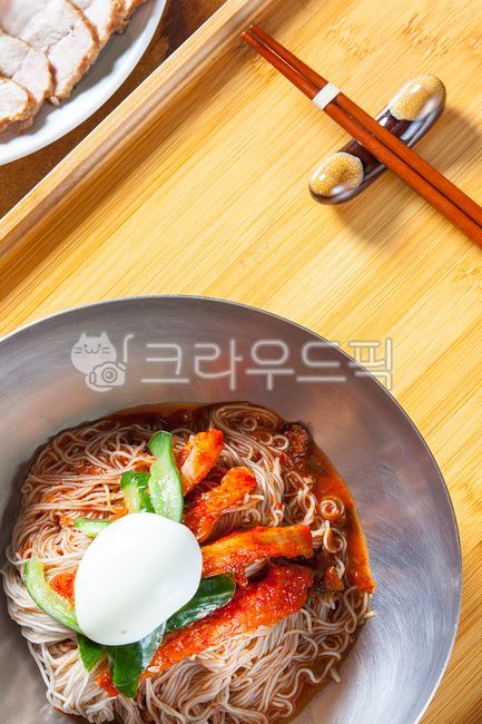 물냉면,냉면,고기냉면,계란,egg,그릇,냉면사리,함흥냉면,나무젓가락,젓가락,젓가락받침,트레이,대나무트레이,전통메뉴,원조함흥냉면,식사,식당,소고기냉면,전통음식,계절메뉴,오이,소고기,한우고기,비빔냉면,냉면육수,비빔냉면소스,비냉,물냉,국수,food,음식,회냉면,음식,식재료,요리,food,cook,meal,dishes,food reserves