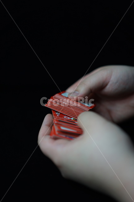화투,화투패,고스톱,도박,게임,놀이,손가락,손동작,노름,하나후다,맞고,섯다,화투장,사람,인물,인간,human,person,신체일부,몸,body,게임,오락,놀이,game,play