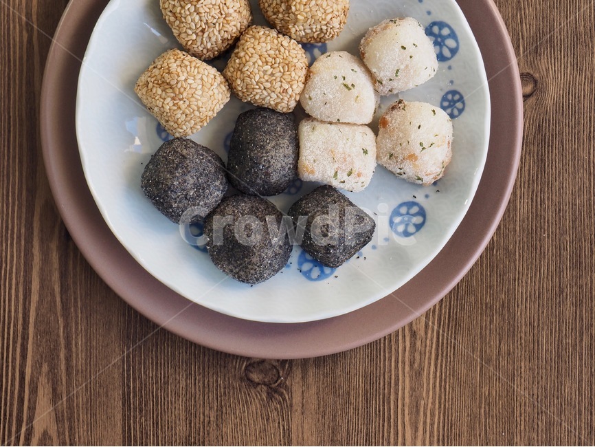 snack,chopsticks,Thanksgiving,holiday,wellbeing,Korean food,Asian food,tradition,Sesame dumplings,Korean rice cake,Lunar New Year food,new year,holiday food,Korean,Chuseok food,glutinous rice dumplings,Korean culture,food,food culture,korea,dessert,Dango,