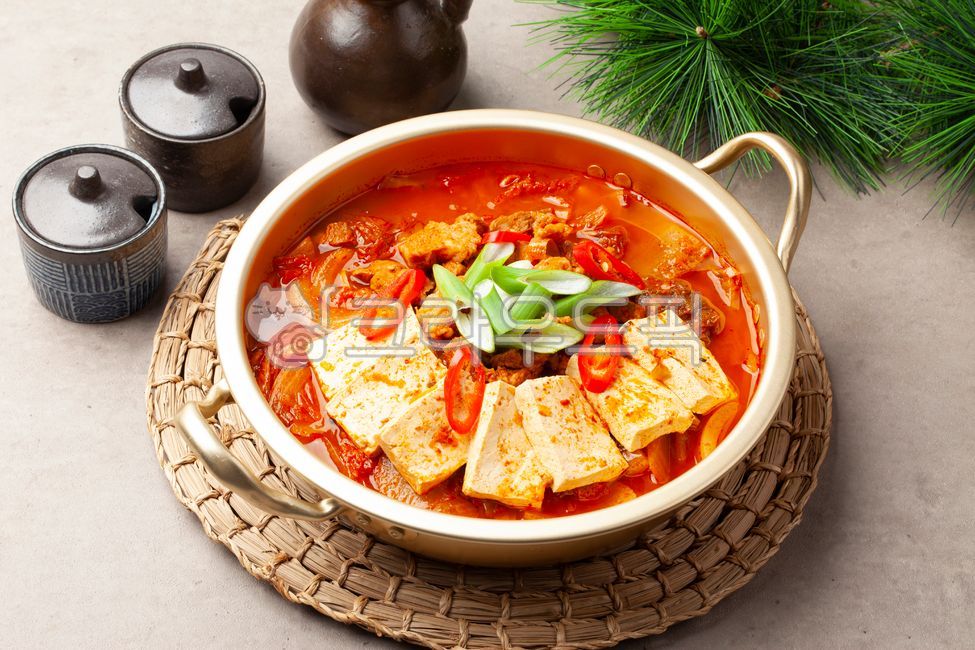 Kimchi stew,kimchi,stew,broth,Korean food,Korean culture,stew,seasoning,red pepper powder,food,meal,food,groceries,ingredients,ingredients,food ingredients,spicy,salty,pork,tofu,green onion,red pepper,meat