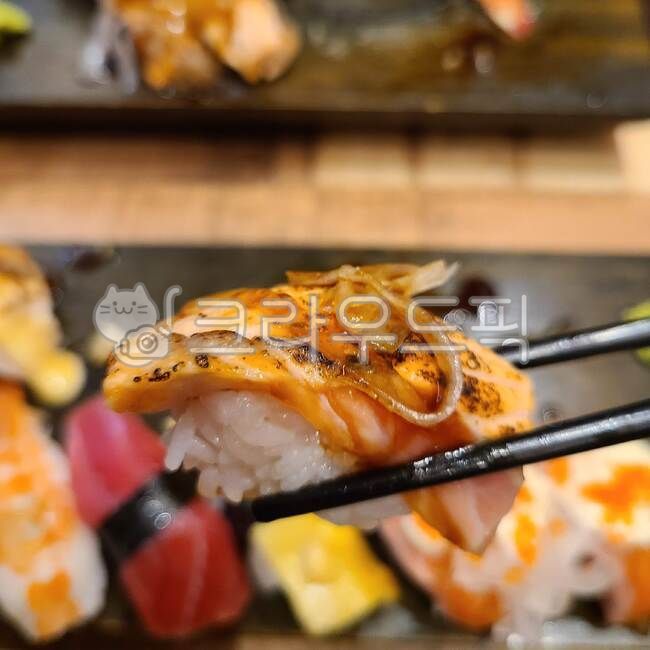 초밥,연어초밥,구운연어초밥,일식,food