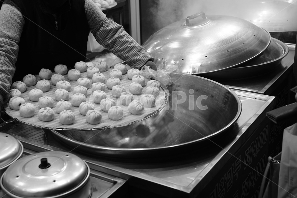 만두,간식,요리,찐만두,찜기,사람,인물,인간,human,person,신체일부,몸,body,음식,식재료,요리,food,cook,meal,dishes,food reserves,흑백,모노톤,monochrome,black and white