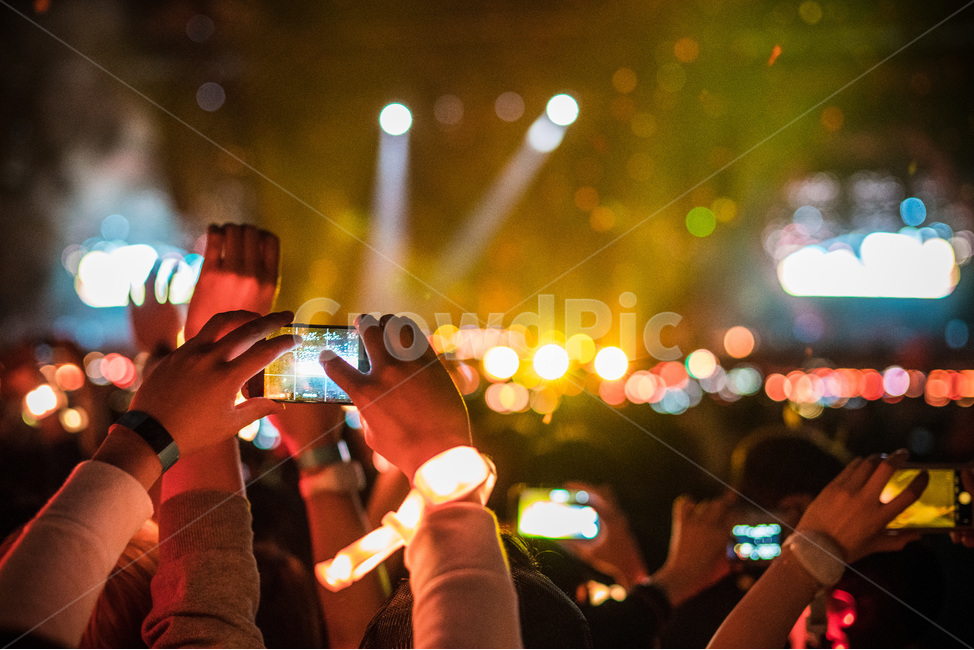 축제,컬러풀,콘서트,퍼포먼스,빛,사람들,무대,관객,혼잡,공연,무대조명,조명기구,사람들,대중,군중,other people,crowd,축제,행사,festival,carnival,event
