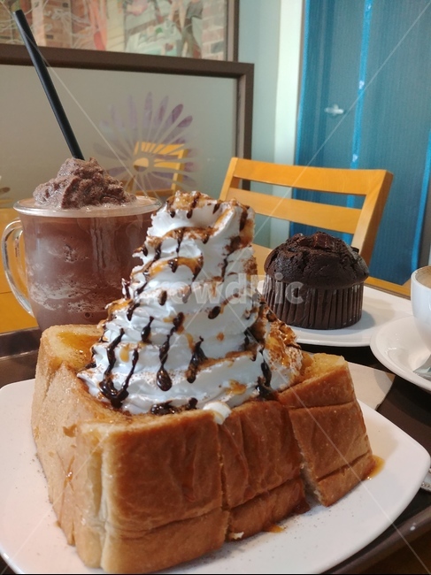 카페,허니브레드,휘핑크림,빵,dissert,caffee,음료,음식,식재료,요리,food,cook,meal,dishes,food reserves,디저트,간식,후식,dessert,snack