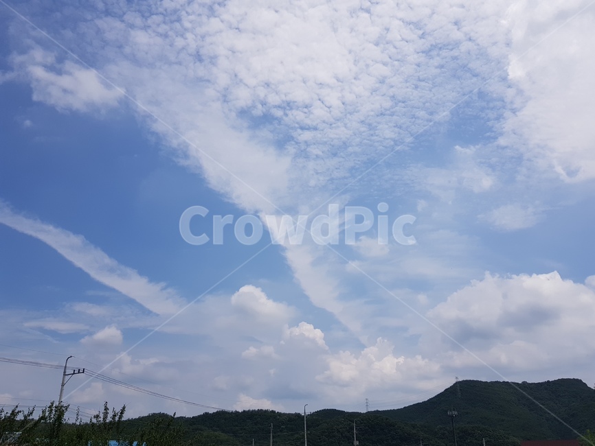 구름,하늘,파란하늘,하얀구름,뭉게구름,산,나무,파란색,하얀색,cloud,sky,bluesky,tree