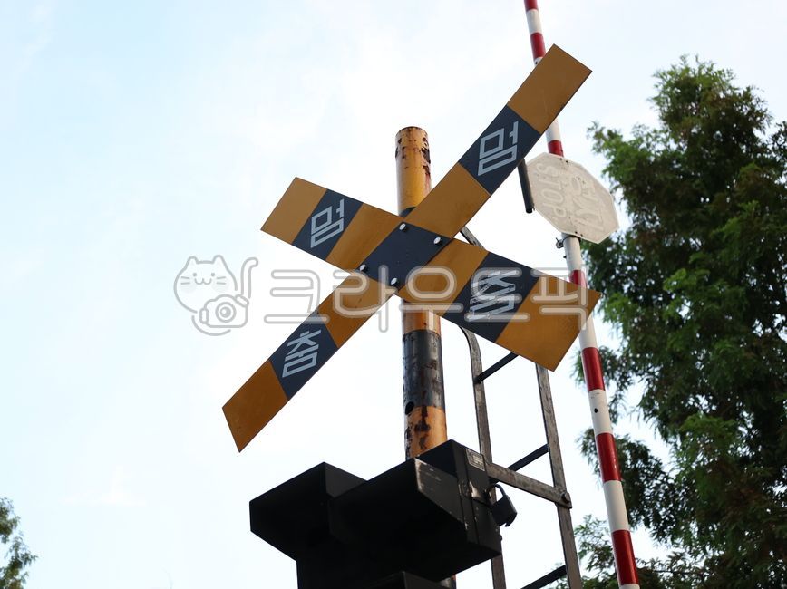 stoppage,Keep your distance,railroad,sign,warning,for a moment,corona,caution