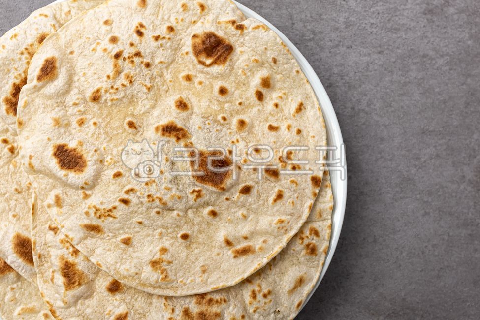 난,버터난,플랫브레드,빵,밀가루,버터,인도빵,인도음식,인도문화,음식,식사,식품,식료품,식재료,음식재료,클로즈업,담백한,고소한,쫄깃쫄깃한,납작한,음식,식재료,요리,food,cook,meal,dishes,food reserves