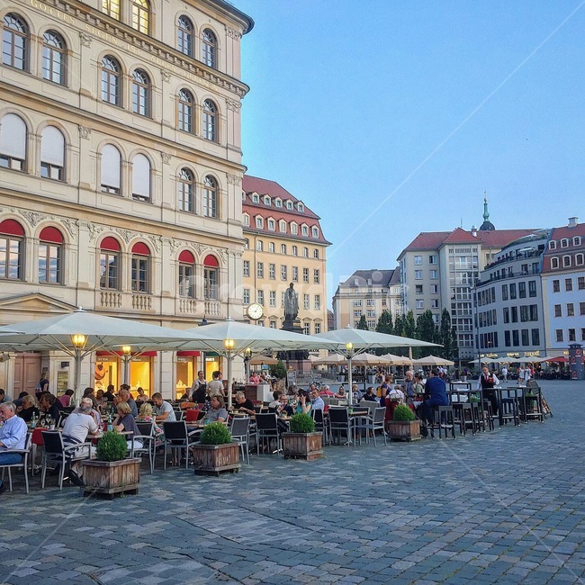 town,urban,도시,어반,downtown,도심,building,건물,city,시티,walkway,보도,path,통로,person,사람,human,인간,germany,dresden,독일,드레스덴