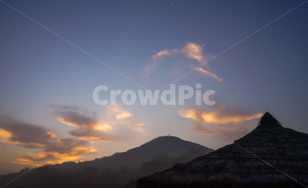산,일출,초가집,지붕,하늘,구름,자연,풍경,nature,landscape,outdoors,옥외