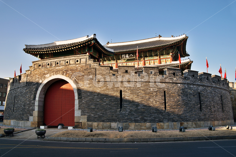 팔달문,남문,누각,옹성,수원화성,화성,수원,유네스코세계문화유산,우진각지붕,문루,한국전통,한국문화,korean traditional,korean culture,랜드마크,landmark,tourist attraction,한국랜드마크,한국관광지,한국명소,korea landmark,korea tourist attraction,건축물,건물외관,exterior,building,structure,architecture,construction