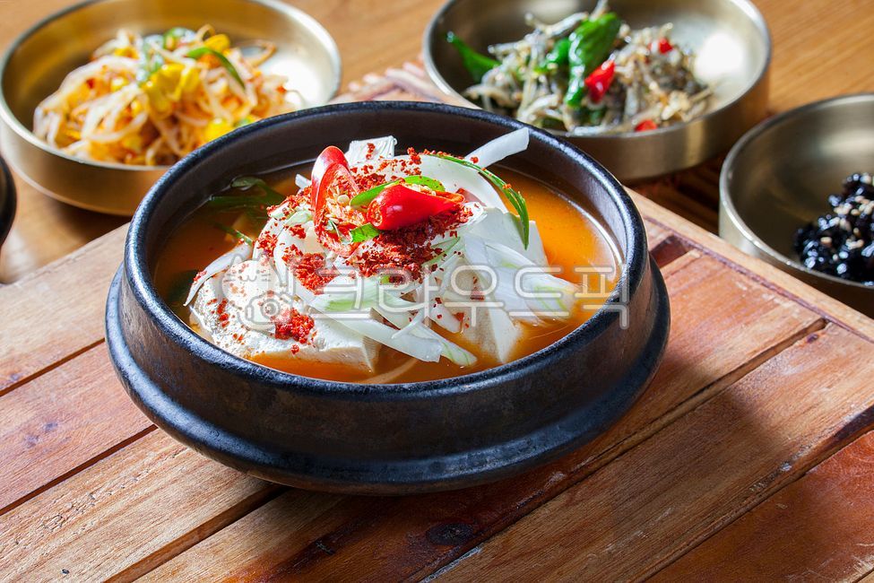 김치,김치찌게,김치찌개,돼지고기,돼지고기김치찌개,돼지고기김치찌게,두부,두부전골,두부요리,한정식,한식,찌게,찌개,한국음식,한국전통음식,전통음식,식사,음식점,식당,고추,야채,채소,식재료,한국요리,전통요리,얼큰,국물,먹거리,food,그릇
