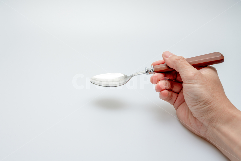 수저,나무젓가락,숟가락,젓가락,나무,목재,원목,도구,주방기구,나뭇결,한국적인,환경,친화적,생활,식기,식사,문화,오브젝트,손,스테인리스,음식,human,인간,person,사람,신체일부,몸,body,연출,컨셉,콘셉,direction,concept