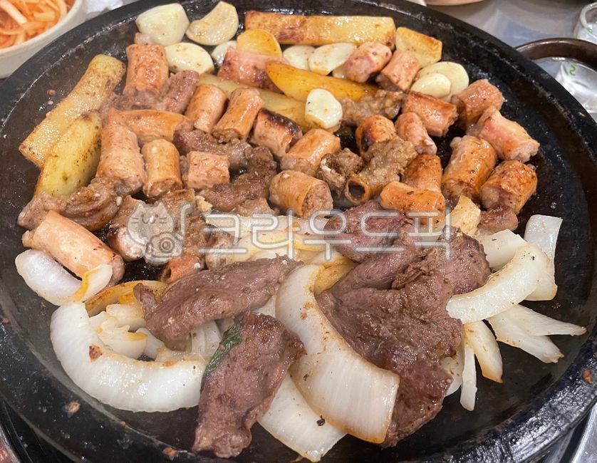 곱창,소곱창,고기,막창,대창,염통,돌판구이,돌판,감자,양파,구이,곱창구이,소곱창구이,소양구이,막창구이,염통구이,대창구이,감자구이,양파구이,소고기,소,육류,음식,요리,식사,식재료,먹방,모듬구이,소모듬구이,소모듬,모듬,food,dish,cook,meal,meat
