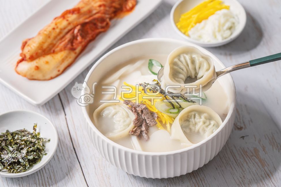 떡국,떡만두국,만두국,만두,가래떡,고명,설음식,명절음식,설날음식,김치,dumpling,김,숟가락,음식,food,접시,그릇,식사,meal,음식,식재료,요리,food,cook,meal,dishes,food reserves,한식,한국음식,한국요리,korean food,korean dishes,korean meal,korean cook