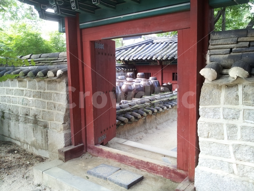 atmosphere,country,yard,folk village,crock pot,historical drama set,drama set,historic site,Joseon,building,traditional culture,healing,drama filming site,jar,emotional photo,past,history,feeling,Joseon Dynasty,korea,ruins,neighborhood,historical drama fi