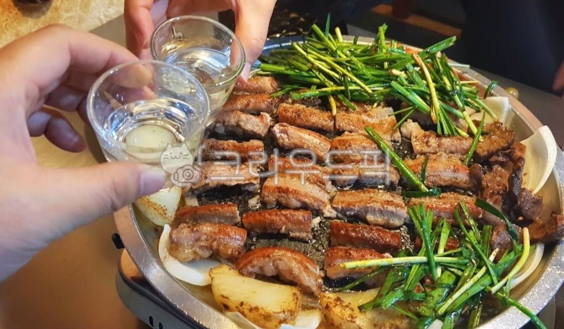stone tablet,savory,beef tripe,snack,onion,cow,vegetable,potato,fire,chives,Grilled Potatoes,hand,roast,human hand,Drink snacks,product,glass,Gopchang,body parts,Grilled Beef Tripe,Grilled Tripe,Grilled Onion,Grilled Chives,mukbang