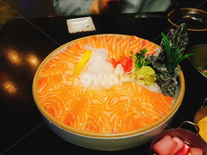 연어,회,주황색,와사비,레몬,생강,음식,식재료,요리,food,cook,meal,dishes,food reserves,일식,일본음식,일본요리,Japanese food,Japanese dishes,Japanese meal,Japanese cook