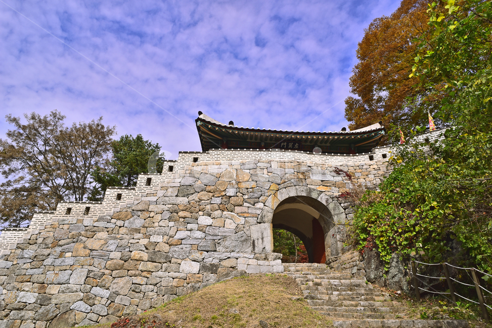 남한산성,한국전통,유네스코,세계문화유산,성문,축성,성곽,돌담,방어,울카리,펜스,fence,castle,mountainfortress,fortress,아치형,보존,문화유산,유적지,산성,전통,kpreantraditional,전통패턴,야외,옥외,아웃도어,풍경,outdoor,건축물,architecture,building,건물,unesco,역사,history,히스토리,가을,계절,fall,autumn,season,랜드마크,landmark,tourist attraction,한국랜드마크,한국관광지,한국명소,korea landmark,korea tourist attraction