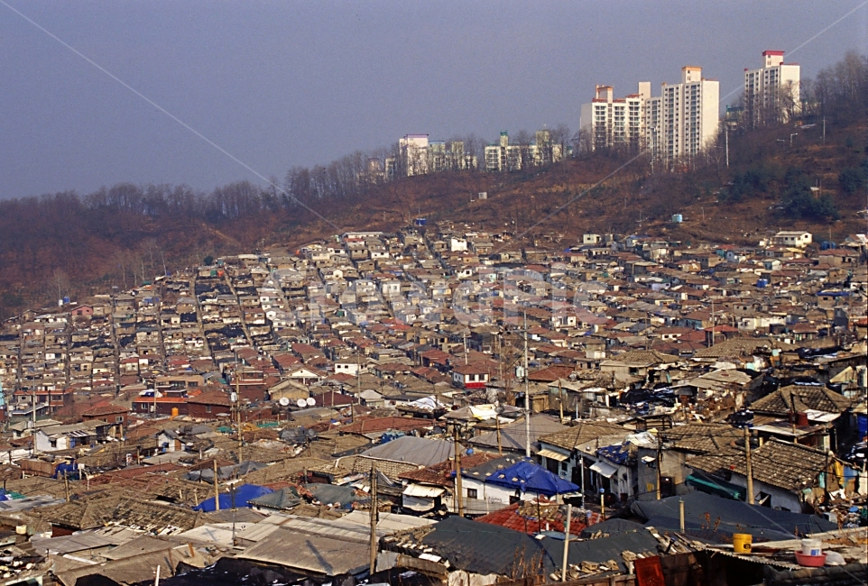 달동네,판자촌,빈민촌,슬럼가,가난,초라한,하우스,마을,house,역사,기록,시안,광고,디자인,디자이너,사보,카다로그,뉴스레터,브로셔,리플렛,잡지,홍보,마케팅,전단,출판,편집,sns,ebook,집,패턴,구성,콘텐츠,생활,삶,변두리,외진,낙후된,재개발,철거,poor,정겨운,그리움,과거,시간,흔적,옛날,오래된,old,어제,필름,아날로그,yesterday,대비,아파트,언덕,야경,밤,풍경,nightscape,night,landscape,도시,city,한국도시풍경,한국도시경관,korea cityscape,urban,어반,building,건물,slum,빈민굴
