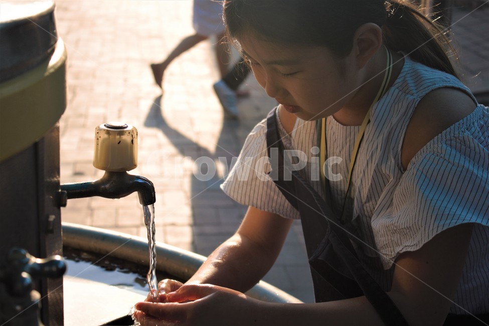 수돗가,손,손씻기,수돗꼭지,석양,소녀,위생,씻다,해질녘,수도물,흐르는물,여자아이,물줄기,수도,야외,식수대,공원,저녁