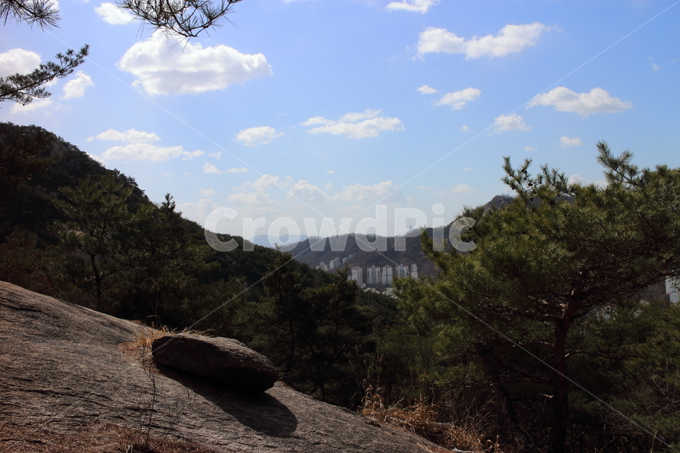 산,하늘,구름,산등성이,도심,서울,서울풍경,풍경,자연,파란하늘,산맥,나무,바위,건물,암석,파랑,파란색,돌,자연배경,자연,풍경,nature,landscape,한국자연풍경,한국자연경관,korea nature landscape,outdoors,옥외,dirt road,흙길,road,도로,gravel,자갈