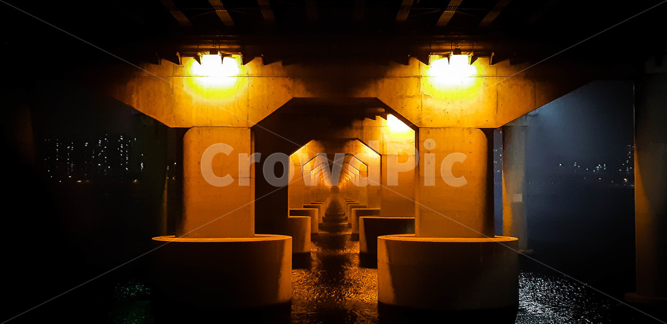 한강,다리,분위기,어두운,착시,야경,서울,야경,밤,풍경,nightscape,night,landscape,건축물,건물외관,exterior,building,structure,architecture,construction,corridor,복도,lighting,조명,crypt,토굴