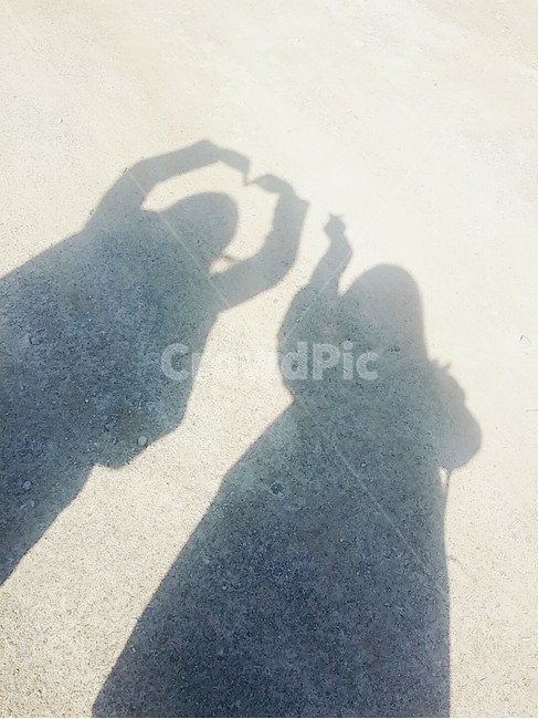 그림자,하트,손하트,큰하트,두사람,사람,인물,인간,human,person,인물실루엣,사람실루엣,character silhouette,human silhouette,outdoors,옥외,nature,자연,sand,모래