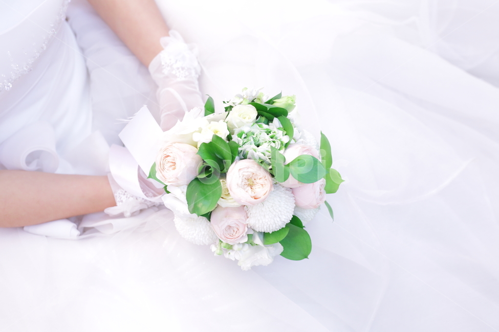 결혼,신부,웨딩드레스,웨딩,부케,꽃,식물,여자,여성,혼인,기념,사람,손,혼례,기념일,축하,people,wedding,결혼식,예복,사랑,marry,인간,아름다운,순백,흰색,드레스,행사,의상,marriage,anniversary,congratulation,celebration,꽃,flower,사람,인물,인간,human,person,신체일부,몸,body,여성,여자,woman,female,lady,결혼,혼례,웨딩,wedding,marriage,marry,기념일,축하,anniversary,congratulation,celebrate,celebration