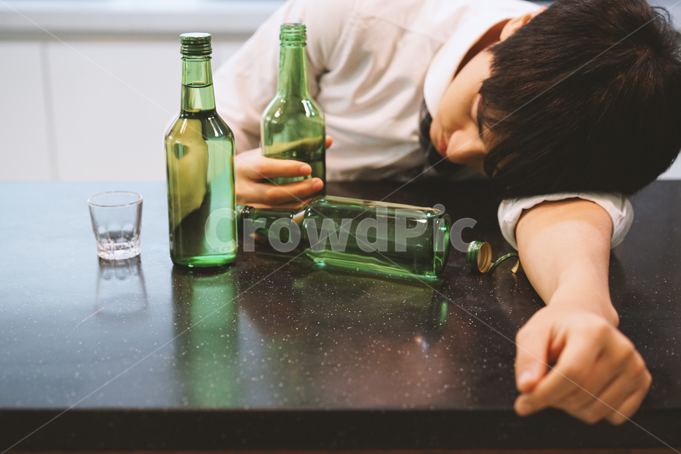 소주,알콜,음주,과음,숙취,술,술병,남성,남자,취객,회식,만취,사람,인물,인간,human,person,남성,남자,man,male,술,주류,alcohol