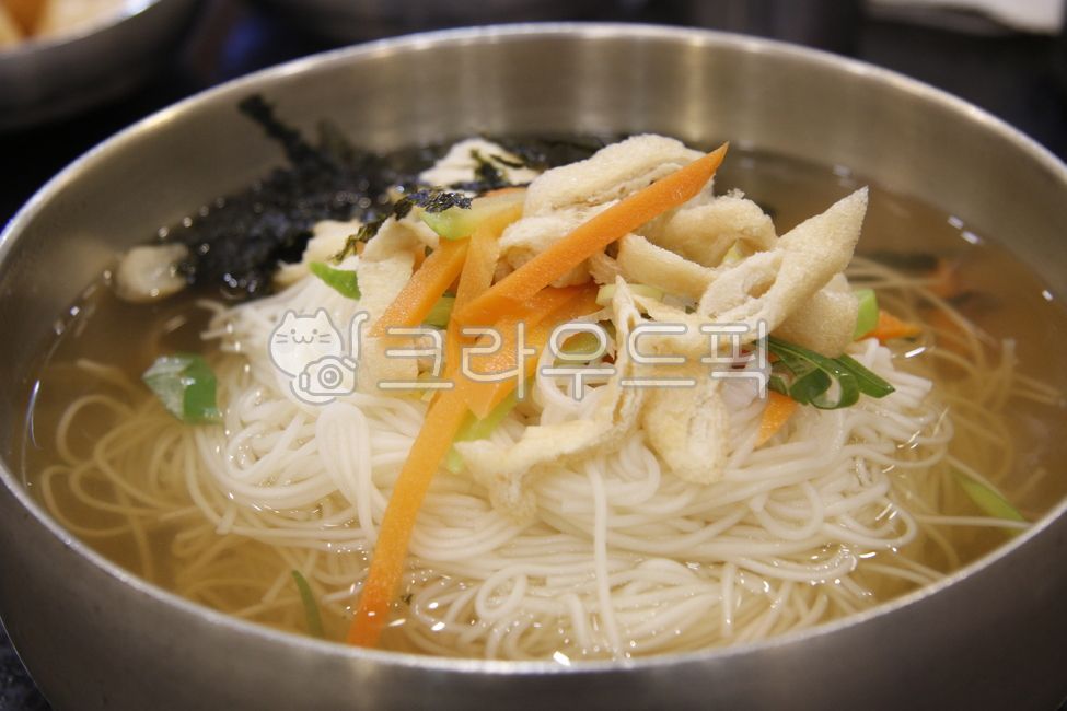 food,면,면요리,그릇,놋쇠그릇,놋쇠대접,유부,야채,채소,소면,김,잔치국수,noodle,국수,음식