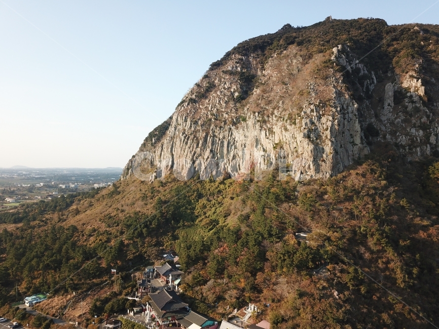 산방산,올레길,오름,드론사진,산방굴사,자연,풍경,nature,landscape,한국자연풍경,한국자연경관,korea nature landscape,제주도,jeju,jeju island,outdoors,옥외,cliff,낭떠러지