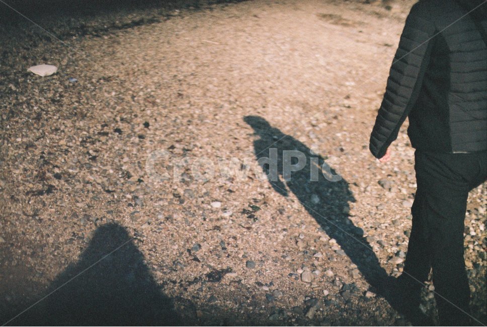 sand,padding,film photography,shadow,road,person
