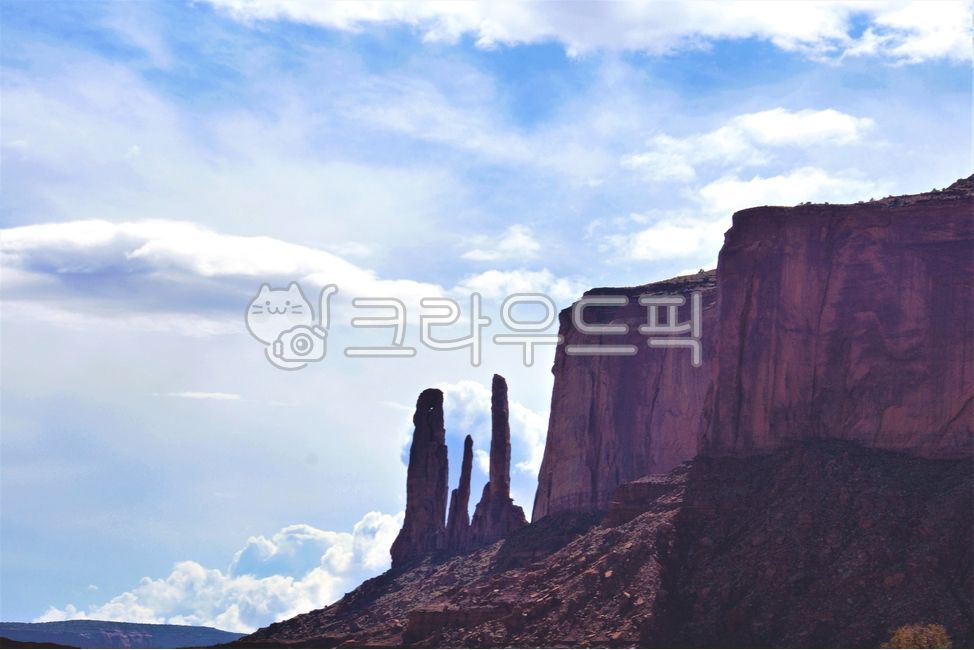 sky,USA,highlands,Amazing Rock,Vast panoramic view,cloud,huge rock,American landscape,American desert,Monument Valley scenery,Monument Valley,western usa,sky scenery,cloud scenery