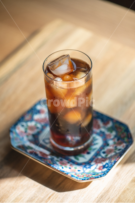 커피,아이스커피,아메리카노,블랙커피,coffee,icedcoffee,iced,americano,시원한,시원한음료,아이스아메리카노,아이스블랙커피,컵,유리컵,나무테이블,ice,아이스,커피,카페,coffee,cafe