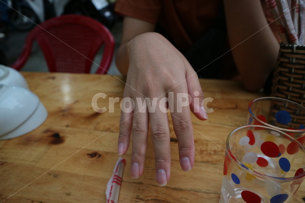 hand,손,손가락,finger,컵,cup,table,테이블