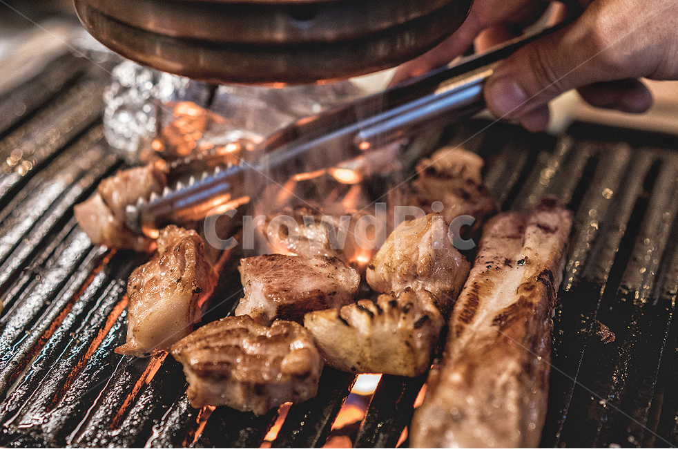 돼지고기,목살,구이,바베큐,pork,food,사람,인물,인간,human,person,신체일부,몸,body,음식,식재료,요리,food,cook,meal,dishes,food reserves,육류,고기,meat