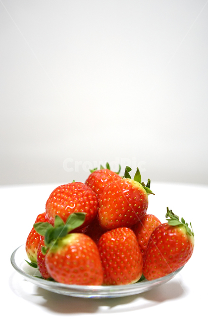 딸기,strawberry,과일,음식,겨울철과일,빨강,레드,red,베리,음식,식재료,요리,food,cook,meal,dishes,food reserves,과일,열매,fruit