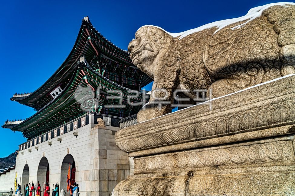 경복궁,광화문,종로,서울,한국,코리아,korea,seoul,한양도성,한국전통,한국문화,겨울,설경,winter,문화재,한국문화재,건축물,building,snowscene,snowylandscape,풍경,landscape,겨울풍경,winterscene,snow,해태,haetae,한옥,hanok,캐슬,castle,성문,성곽,성벽,castlegate,rampart