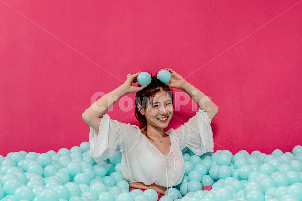 파티,새해,연말,축제,생일,공,ball,sphere,구체,즐거움,환희,기쁨,행복,사랑,활기,축하,볼풀,여성,동양인,아시아인,젊은여성,귀여움,아름다움,화장품,광고,디자인,스튜디오,볼풀장,컬러풀,컬러,핑크,블루,여자,휴가,연휴,축일,사람,얼굴,기념,woman,female,young,person,blue,pink,colorful,studio,beautuful,cute,풍선,balloon,사람,인물,인간,human,person,얼굴표정,facial expression,face,여성,여자,woman,female,lady